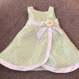 🌺 Green dress with white polka dots and flower. Size 18 months.